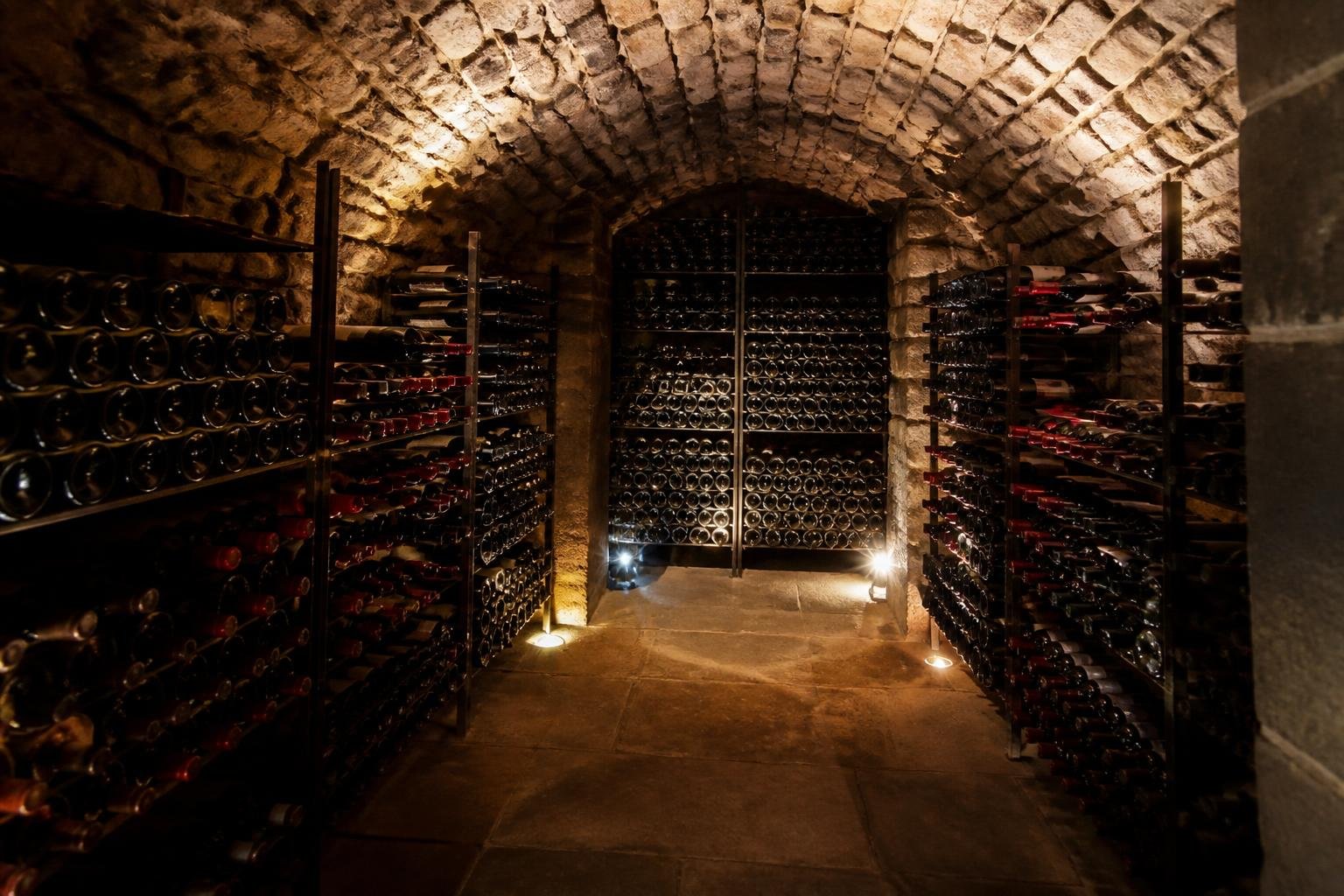 Cave du restaurant avec collection de vins de Bourgogne